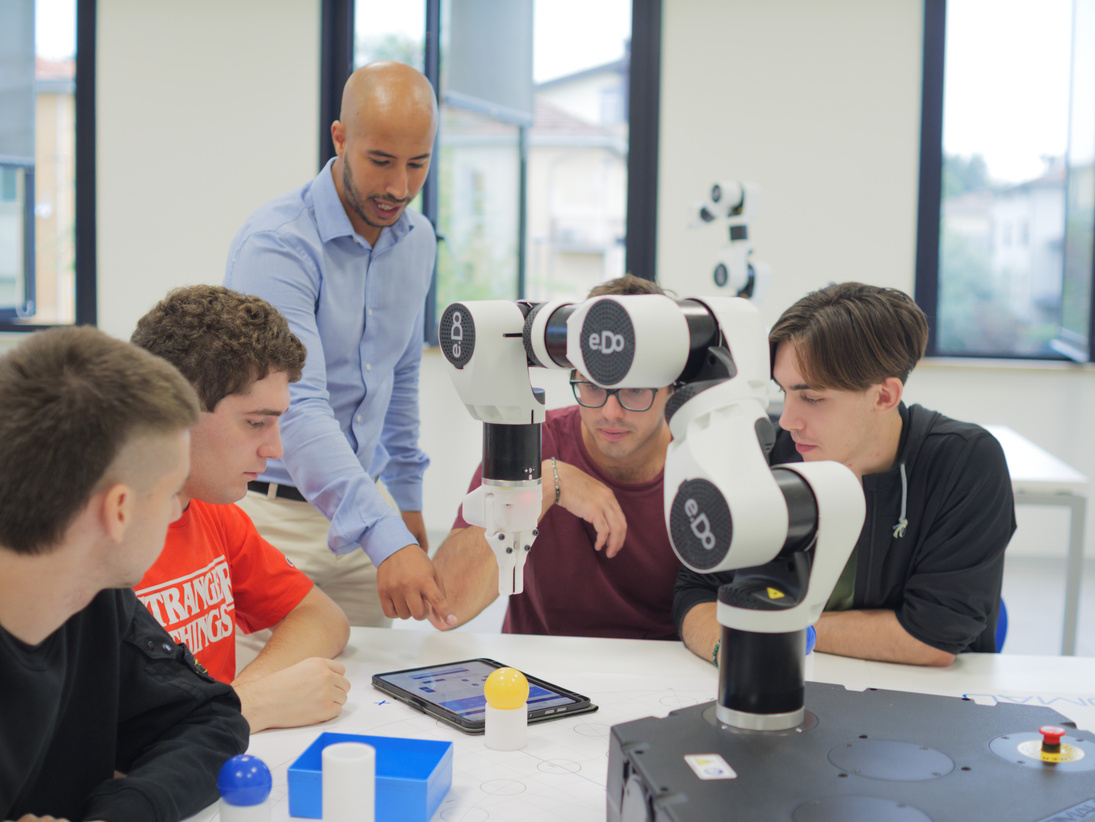 Studenti dell’Academy sperimentano con bracci robotici E.DO nel laboratorio di Parma